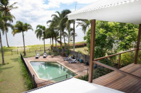 ABSOLUTE BEACHFRONT BLISS - NEWELL BEACH - 10 Metres to the Ocean